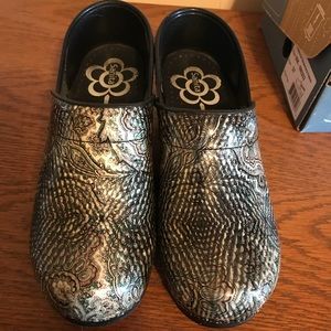 Sanita Clogs •Green•